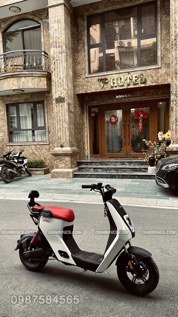 XE ĐIỆN HONDA UBE THẾ HỆ MỚI GẮN YÊN PHỤ (MẪU A2-YÊN RỜI CÓ TỰA, TAY XÁCH BẢO VỆ XE) CỤM ĐÈN HẬU, XI NHAN LED TÍCH HỢP