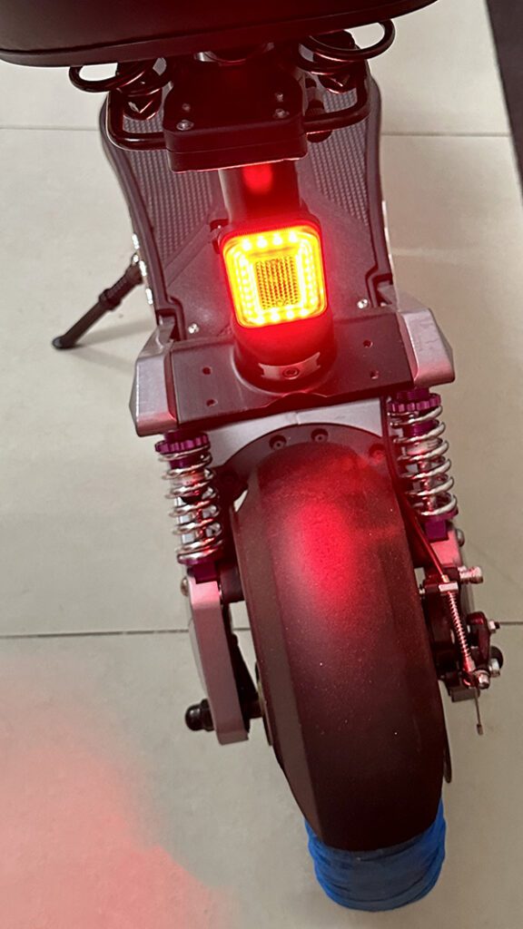 XE SCOOTER ĐIỆN GẤP GỌN TANK YUNFU TÍCH HỢP ĐÈN PHANH, ĐÈN HẬU AN TOÀN NHẬN DIỆN KHI CHẠY XE TRỜI TỐI 