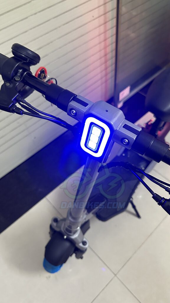 XE SCOOTER ĐIỆN GẤP GỌN TANK YUNFU ĐƯỢC TRANG BỊ ĐÈN ĐỊNH VỊ BAN NGÀY VÀ ĐÈN PHA TÍCH HỢP 2 TRONG 1