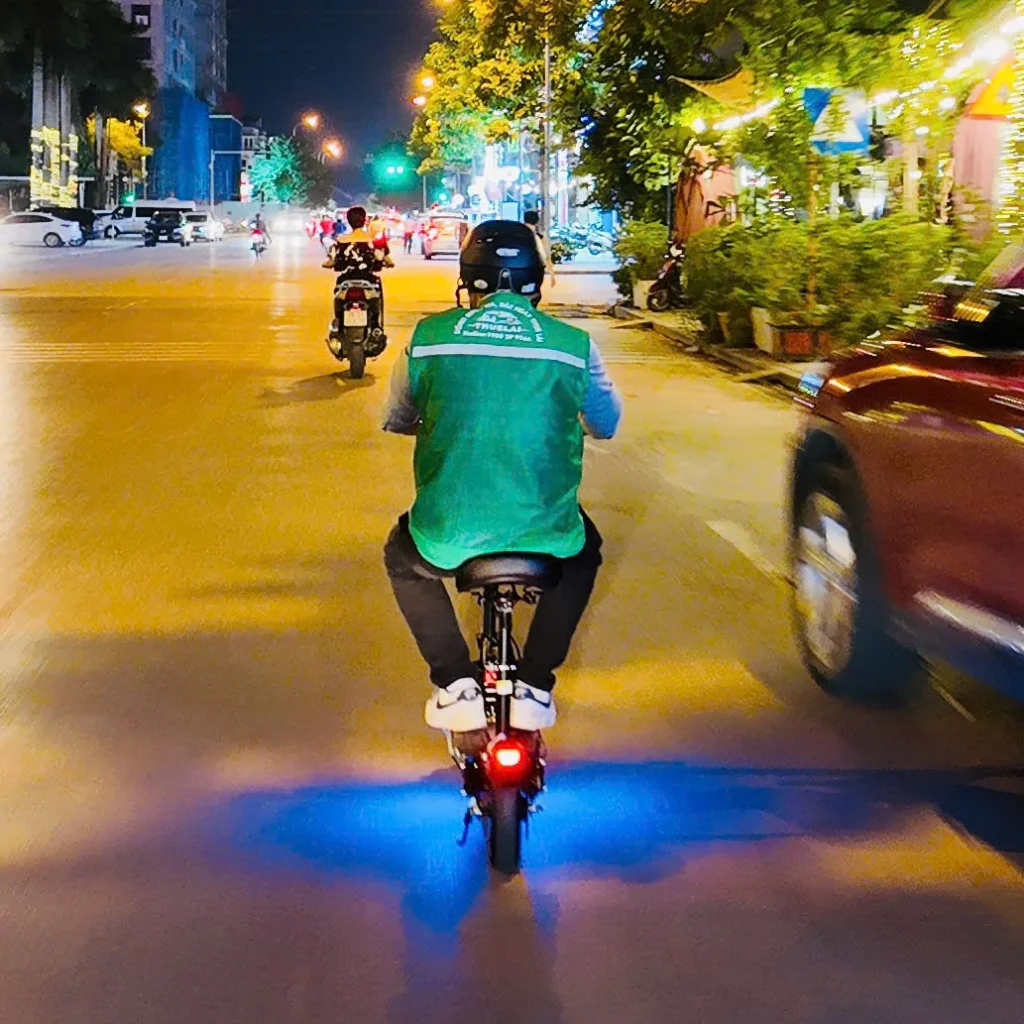 tài xế chạy dịch vụ lái hộ ô tô, shipper, người di chuyển linh hoạt trong đô thị