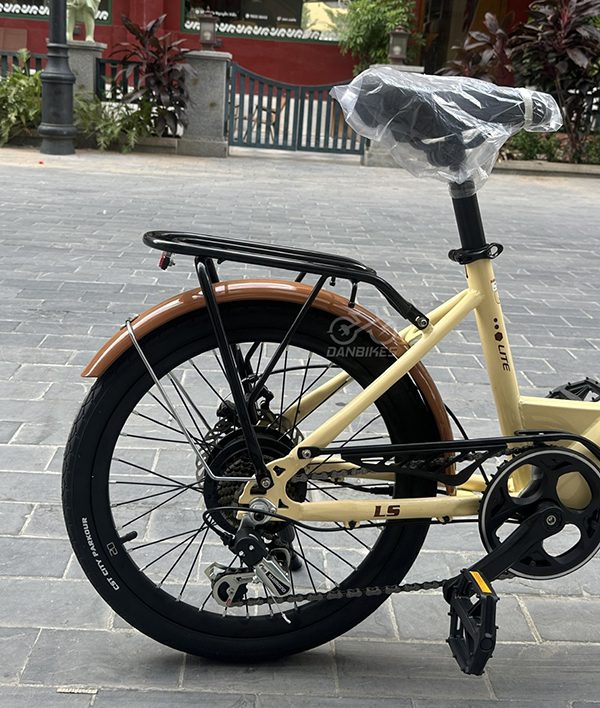 Xe Đạp Điện Trợ Lực Phoenix LS Bánh 20 Inch Minivelo Pin Có Thể Tháo Rời 16 Bicycle parked on a paved street.