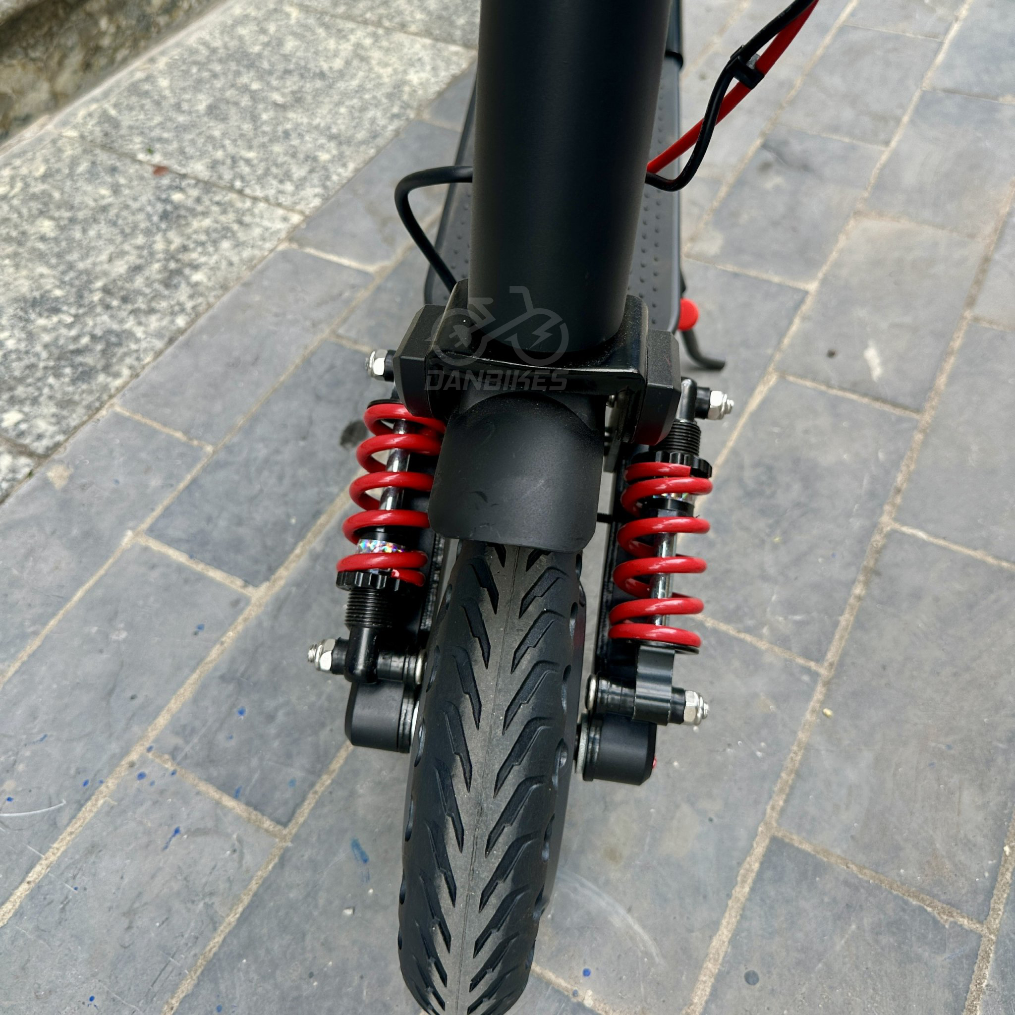 XE SCOOTER ĐIỆN G-FORCE S1 PRO 350W TRỌNG LƯỢNG NHẸ 15KG, CÓ GHẾ NGỒI 19 Giảm xóc lò xo kép thể thao hấp thụ xung lực giúp xe êm ái khi đi trên đường gập ghềnh trên Xe Scooter Điện G-Force S1 Pro